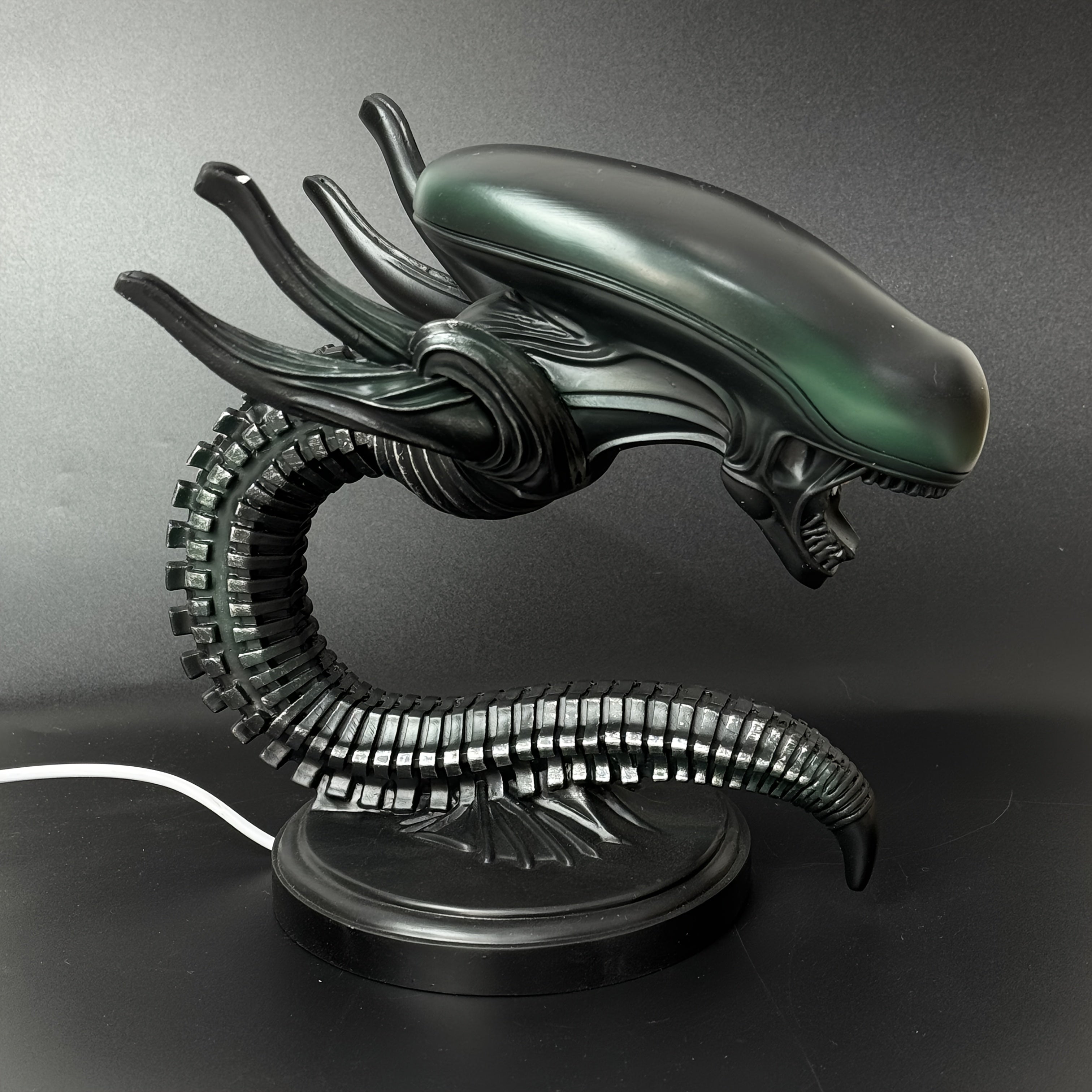 USB Alien Head Lamp – Sci-Fi Resin Desk Light for Bedroom, Office & Halloween Decor